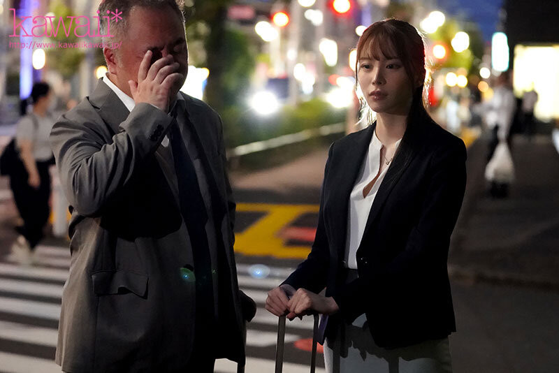 「新来的巨乳OL」太跩又太优秀了!住同房时「乳贴玻璃」狂教训...